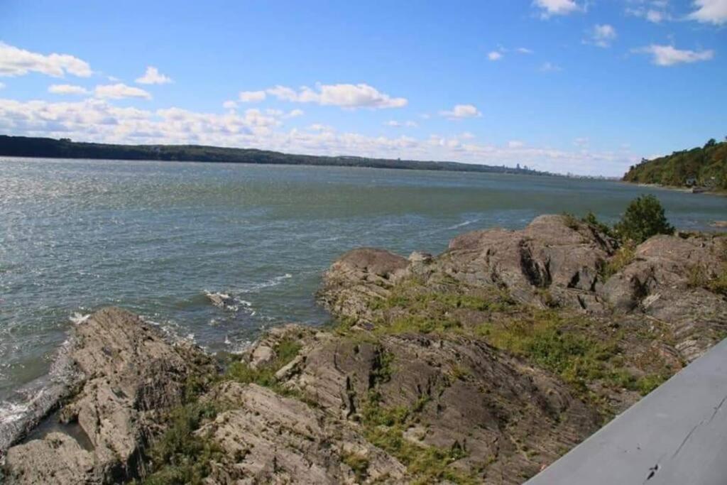 Om Chalet 2 Avec Spa Et Foyer Borde Du Fleuve St-Pierre-de-l'Île-d'Orléans Exterior foto